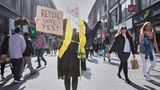 Gewinner in der Kategorie Allttagsfotografie Stories: Am 25. Mai 2018 stimmt eine Mehrzahl der Iren dafür, die strikten Abtreibungsgesetze des Landes abzuschaffen. Hier ist die Aktivistin Megan Scott bei einer Protestaktion auf der Haupteinkaufsstraße von Dublin zu sehen.