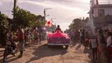 Gewinner in der Kategorie Alltagsfotografie: Die 15-jährige Pura wird in Havanna in einem pinkfarbenen Wagen durch ihre Nachbarschaft kutschiert. Auf Kuba gilt der 15. Geburtstag von Mädchen als Markstein auf dem Weg zur Frau und wird ausgiebig gefeiert.