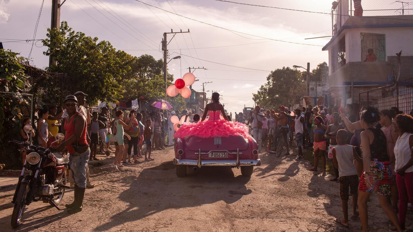 The Cubanitas Gewinner in der Kategorie Alltagsfotografie: Die 15-jährige Pura wird in Havanna in einem pinkfarbenen Wagen durch ihre Nachbarschaft kutschiert. Auf Kuba gilt der 15. Geburtstag von Mädchen als Markstein auf dem Weg zur Frau und wird ausgiebig gefeiert.