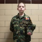 Gewinner in der Kategorie Langzeitbeobachtung: Ein junges Mädchen wartet in Hanover, US-Bundesstaat Pensylvania, darauf, dass ihre Uniform inspiziert wird. Landesweit gibt es in den USA rund 300 Jugendorganisationen, in denen das US-Marinecorps sich um den Nachwuchs kümmert, der sich für die Soldatenlaufbahn interessiert.