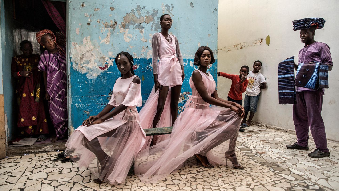 Gewinner in der Kategorie Porträts: Drei Models präsentieren Kreationen des Designers Adama Paris. Die senegalesische Hauptstadt Dakar entwickelt sich immer mehr zu einem Zentrum für französisch-afrikanische Mode.
