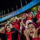 Sieger in der Kategorie Sport Stories: Zuschauerinnen verfolgen auf einer eigens abgetrennten Tribünen-Sektion im Azadi-Stadion in Teheran ein Fußballspiel. Jahrelang hatten Frauen keinen Zutritt zu Fußballstadien im Iran, ehe das Verbot im Juni auf Druck der Fifa gelockert wurde.