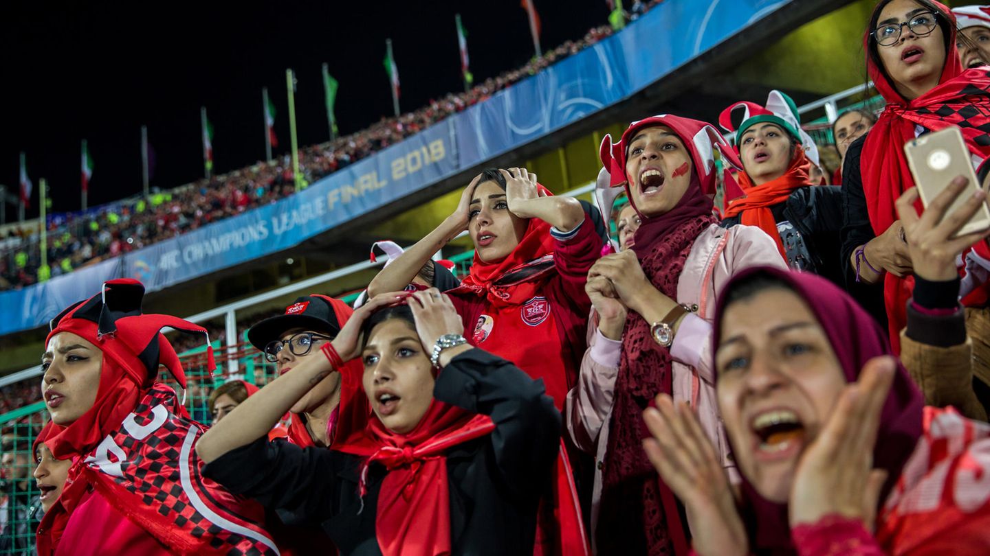 Sieger in der Kategorie Sport Stories: Zuschauerinnen verfolgen auf einer eigens abgetrennten Tribünen-Sektion im Azadi-Stadion in Teheran ein Fußballspiel. Jahrelang hatten Frauen keinen Zutritt zu Fußballstadien im Iran, ehe das Verbot im Juni auf Druck der Fifa gelockert wurde.