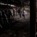 Siegerbild in der Kategorie Sport: Der Boxer Moreen Ajambo trainiert im Rhino Box Club in Katanga, einem riesigen Slum in der ugandischen Hauptstadt Kampala. Mehr als 20.000 Menschen leben dort in zum Teil bitterster Armut.