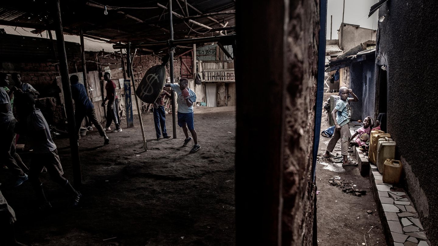 Siegerbild in der Kategorie Sport: Der Boxer Moreen Ajambo trainiert im Rhino Box Club in Katanga, einem riesigen Slum in der ugandischen Hauptstadt Kampala. Mehr als 20.000 Menschen leben dort in zum Teil bitterster Armut.