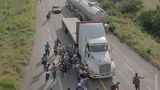 Gewinner in der Kategorie Story of the Year: Immigranten rennen zu einem Truck, der nahe des mexikanischen Ortes Tapanatepec gestoppt hat. Sie hoffen, auf der Ladefläche einen Platz zu finden, um so ihren Weg zur US-Grenze fortsetzen zu können.