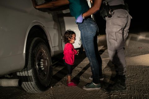 World Press Foto des Jahres: Die kleine Yanela Sanchez aus Honduras weint, während ihre Mutter von US-Grenzpolizisten durchsucht und in Untersuchungshaft genommen wird. Das Bild befeuerte die weltweite Empörung über die Praxis der US-Regierung, Immigranten von ihren Kindern zu trennen. Am 20 Juni beendete Präsident Trump die umstrittene Regelung.