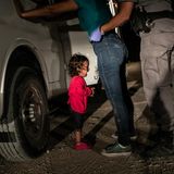 World Press Foto des Jahres: Die kleine Yanela Sanchez aus Honduras weint, während ihre Mutter von US-Grenzpolizisten durchsucht und in Untersuchungshaft genommen wird. Das Bild befeuerte die weltweite Empörung über die Praxis der US-Regierung, Immigranten von ihren Kindern zu trennen. Am 20 Juni beendete Präsident Trump die umstrittene Regelung.