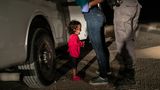 World Press Foto des Jahres: Die kleine Yanela Sanchez aus Honduras weint, während ihre Mutter von US-Grenzpolizisten durchsucht und in Untersuchungshaft genommen wird. Das Bild befeuerte die weltweite Empörung über die Praxis der US-Regierung, Immigranten von ihren Kindern zu trennen. Am 20 Juni beendete Präsident Trump die umstrittene Regelung.