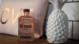 Niemand Dry Gin  Seit 2015 wird der Niemand Dry Gin in Hannover destilliert und gewann 2018 bei den Singapur Spirit Awards 2018 eine Gold-Medaille. Der Gin zeichnet sich weniger durch typische Wacholder-Noten aus, sondern trumpft mit floralen Noten wie Sandelholz, Lavendel und Rosmarin auf.    Wie schmeckt er? Wie ein Spaziergang durch ein Lavendelfeld. Sehr lieblich und floral. Das ist nichts für jedermann, der Geschmack hinterlässt im Test gespaltene Eindrücke.    Wie sollte man ihn trinken? Mit einem einfachen Tonic, garniert mit Rosmarinzweig und Apfelscheibe. Oder aber mit frisch gepresstem Zitronensaft und Zuckersirup.    Preis: etwa 36 Euro (0,5 Liter)