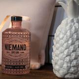 Niemand Dry Gin  Seit 2015 wird der Niemand Dry Gin in Hannover destilliert und gewann 2018 bei den Singapur Spirit Awards 2018 eine Gold-Medaille. Der Gin zeichnet sich weniger durch typische Wacholder-Noten aus, sondern trumpft mit floralen Noten wie Sandelholz, Lavendel und Rosmarin auf.    Wie schmeckt er? Wie ein Spaziergang durch ein Lavendelfeld. Sehr lieblich und floral. Das ist nichts für jedermann, der Geschmack hinterlässt im Test gespaltene Eindrücke.    Wie sollte man ihn trinken? Mit einem einfachen Tonic, garniert mit Rosmarinzweig und Apfelscheibe. Oder aber mit frisch gepresstem Zitronensaft und Zuckersirup.    Preis: etwa 36 Euro (0,5 Liter)