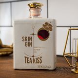 Skin Gin - Edition Tea Kiss  Dieser Gin ist ein echtes Nordlicht und wird im "Alten Land" nahe Hamburg destilliert. Optisch gibt es fast keine schönere Gin-Sorte. Das Besondere: In der Manufaktur wird jedes Botanical gesondert destilliert, bei den meisten Gins werden alle Botanicals gleichzeitig destilliert. Skin Gin wird auf Basis von Weizenalkohol hergestellt. Jede einzelne Flasche wird von Hand in einer Manufaktur in Nordbayern mit einer Kupferfolie umwickelt und heiß geprägt.    Wie schmeckt er? Wäre der Tea Kiss Gin ein Mensch, man würde bei Tinder sofort nach rechts swipen. Doch nach dem ersten gemeinsamen Abend würde man hoffen, dass man sich nie mehr wiedersieht. Er ist quasi der One-Night-Stand unter den Spirituosen. Zu süß, blumig, mit Tendenzen zum aufgelösten Gummibärchen. Die Minze im Abgang erinnert an Pfeffi, was leider nicht als Lob zu verstehen ist. Wer seine Drinks süß mag, könnte jedoch Gefallen daran finden. Der Gin ist absolut Geschmackssache. Ein weiteres Manko: Die rote Farbe ist künstlich und kommt vom zugesetzten Farbstoff.    Wie sollte man ihn trinken? Am besten pur auf Eis oder mit einem sehr dezenten Tonic Water.    Preis: etwa 39 Euro (0,5 Liter)