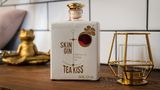 Skin Gin - Edition Tea Kiss  Dieser Gin ist ein echtes Nordlicht und wird im "Alten Land" nahe Hamburg destilliert. Optisch gibt es fast keine schönere Gin-Sorte. Das Besondere: In der Manufaktur wird jedes Botanical gesondert destilliert, bei den meisten Gins werden alle Botanicals gleichzeitig destilliert. Skin Gin wird auf Basis von Weizenalkohol hergestellt. Jede einzelne Flasche wird von Hand in einer Manufaktur in Nordbayern mit einer Kupferfolie umwickelt und heiß geprägt.    Wie schmeckt er? Wäre der Tea Kiss Gin ein Mensch, man würde bei Tinder sofort nach rechts swipen. Doch nach dem ersten gemeinsamen Abend würde man hoffen, dass man sich nie mehr wiedersieht. Er ist quasi der One-Night-Stand unter den Spirituosen. Zu süß, blumig, mit Tendenzen zum aufgelösten Gummibärchen. Die Minze im Abgang erinnert an Pfeffi, was leider nicht als Lob zu verstehen ist. Wer seine Drinks süß mag, könnte jedoch Gefallen daran finden. Der Gin ist absolut Geschmackssache. Ein weiteres Manko: Die rote Farbe ist künstlich und kommt vom zugesetzten Farbstoff.    Wie sollte man ihn trinken? Am besten pur auf Eis oder mit einem sehr dezenten Tonic Water.    Preis: etwa 39 Euro (0,5 Liter)