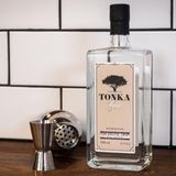 Tonka  Was diesen Gin besonders macht, verrät schon der Name: Tonka. Hier dreht sich alles um die Hülsenfrucht, die im fernen Südamerika an Bäumen wächst.    Wie schmeckt er? Die namensgebende Tonka-Bohne hat ein sehr spezielles Aroma, das man am ehesten mit würziger Vanille beschreiben könnte. Unweigerlich assoziiert man damit cremige Desserts. Doch im Glas ist die typische Tonka-Note zurückhaltend, dafür sorgt auch der hohe Alkoholgehalt von 47 Volumenprozent. Für unseren Geschmack hätte es sogar noch etwas mehr Tonka (oder weniger Alkohol) sein können, interessant ist die Note aber auf jeden Fall.    Wie sollte man ihn trinken? Am besten mit einem milden, nicht zu fruchtigen Tonic kombinieren, sodass die Tonka-Note nicht zu stark überlagert wird. Erfahrenen Mixologen gelingen damit aber auch kreative Cocktails.    Preis: etwa 35 Euro (0,5 Liter)