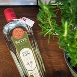 Rutte Celery Gin  Ein besonders charakteristisches Exemplar ist der Celery Gin von Rutte. Sellerie, da denkt man zuerst an Suppe, und das ist ja eigentlich das Letzte was man in seiner eisgekühlten Cocktailschale haben möchte. Doch die Gemüsebeigabe verleiht dem Produkt neue Facetten, sodass bei allem Innovationswillen am Ende ein klassischer Gin übrig bleibt. Bei dem Sellerie handelt es sich übrigens um keine hippe Modeerscheinung - schon Simon Rutte, der 1872 die kleine Destille in den Niederlanden gründete, benutzte ihn in seinen Rezepten.    Wie schmeckt er? Zugegeben: Auf dem Teller ist Sellerie ja nicht immer die erste Wahl. Aber destilliert als Botanical verleiht das Gemüse dem Gin neue Facetten. Der leicht bittere Gin ist wacholderstark mit deutlicher Sellerienote und einem Hauch Zitrusfrüchten. Was man eben von einem Sellerie-Gin erwartet.    Wie sollte man ihn trinken? Schmeckt gut mit Tonic, dient auch als Basis für den mittlerweile legendären Gin Basil Smash. Hier finden Sie das Rezept. Oder ersetzen Sie doch mal den Wodka in der Bloody Mary durch diese Spirituose, das verleiht dem Klassiker einen interessanten Twist.    Preis: etwa 35 Euro (0,7 Liter)