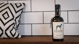 Windspiel Dry Gin  In vielen Bars gehört der Windspiel aus der Vulkaneifel in Rheinland-Pfalz bereits fest zum Sortiment. Und das liegt nicht nur an der schicken Flasche: Hergestellt wird er aus einer Maische regionaler Kartoffeln, verfeinert wird er mit klassischen Botanicals wie Wacholder, Zitrone und Koriander, aber auch Zimtrinde und Lavendel. Das gibt dem Gin seine besondere Note.    Wie schmeckt er? Im Mund ist der Gin sehr weich und cremig. Er schmeckt holzig-herb und die Wacholder- und Zitrusnoten kommen sehr gut durch. Der Gin ist ein Klassiker und ziemlich gut ausbalanciert. Im Abgang kann man Lavendel erschmecken. Die Aromen bleiben lange auf dem Gaumen.    Wie sollte man ihn trinken? Da der Gin bereits sehr fein im Geschmack ist, sollte man ihm mit einem leichten Tonic mixen. Vielleicht noch mit einer Zitronenscheibe garnieren.    Preis: etwa 40 Euro (0,5 Liter)