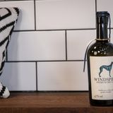 Windspiel Dry Gin  In vielen Bars gehört der Windspiel aus der Vulkaneifel in Rheinland-Pfalz bereits fest zum Sortiment. Und das liegt nicht nur an der schicken Flasche: Hergestellt wird er aus einer Maische regionaler Kartoffeln, verfeinert wird er mit klassischen Botanicals wie Wacholder, Zitrone und Koriander, aber auch Zimtrinde und Lavendel. Das gibt dem Gin seine besondere Note.    Wie schmeckt er? Im Mund ist der Gin sehr weich und cremig. Er schmeckt holzig-herb und die Wacholder- und Zitrusnoten kommen sehr gut durch. Der Gin ist ein Klassiker und ziemlich gut ausbalanciert. Im Abgang kann man Lavendel erschmecken. Die Aromen bleiben lange auf dem Gaumen.    Wie sollte man ihn trinken? Da der Gin bereits sehr fein im Geschmack ist, sollte man ihm mit einem leichten Tonic mixen. Vielleicht noch mit einer Zitronenscheibe garnieren.    Preis: etwa 40 Euro (0,5 Liter)
