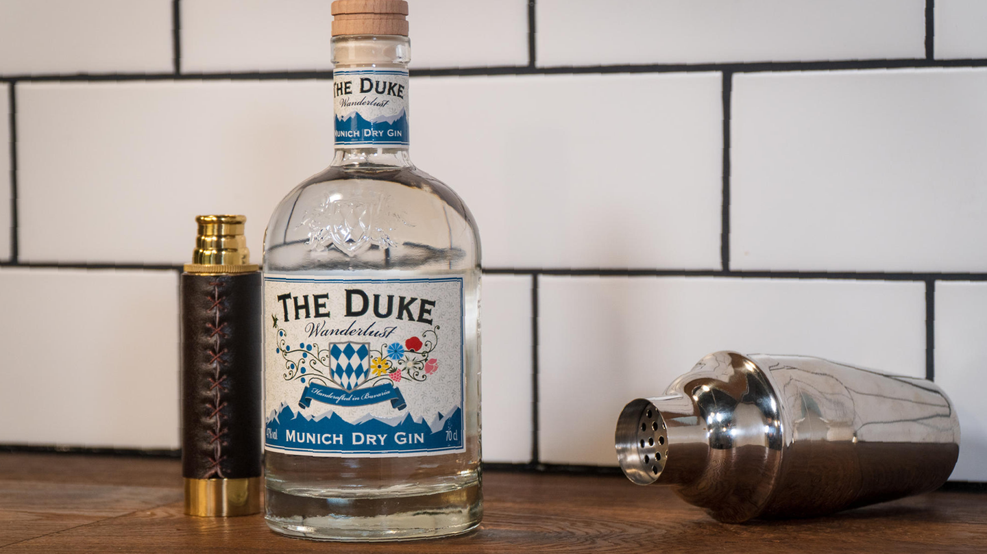 The Duke  Der Duke Munich Dry Gin stammt, das suggerieren schon die Farben des Etiketts, aus Schwabing, dem Herzen Münchens. Und woran denkt man, wenn es um München geht? Na klar: Bier. Bier ist natürlich nicht im Gin (warum eigentlich nicht?), aber zwei der für Brauer entscheidenden Zutaten: Malz und Hopfenblüten. Alle verwendeten Botanicals werden in Bioqualität verwendet, versprechen die Macher.    Wie schmeckt er? Sehr ausgewogen, ohne bitteren Beigeschmack. Man schmeckt die Gewürze deutlich heraus, was nicht jedermanns Sache ist. Gin ist und bleibt - Geschmackssache.    Wie sollte man ihn trinken? Natürlich macht der Duke auch im Tonic eine gute Figur. Spannender sind die Malz- und Hopfennoten aber im Zusammenspiel mit Ginger-Beer oder Ginger Ale. Vom French 75 würden wir jedoch eher abraten.    Preis: etwa 25 Euro (0,7 Liter)