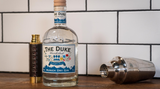The Duke  Der Duke Munich Dry Gin stammt, das suggerieren schon die Farben des Etiketts, aus Schwabing, dem Herzen Münchens. Und woran denkt man, wenn es um München geht? Na klar: Bier. Bier ist natürlich nicht im Gin (warum eigentlich nicht?), aber zwei der für Brauer entscheidenden Zutaten: Malz und Hopfenblüten. Alle verwendeten Botanicals werden in Bioqualität verwendet, versprechen die Macher.    Wie schmeckt er? Sehr ausgewogen, ohne bitteren Beigeschmack. Man schmeckt die Gewürze deutlich heraus, was nicht jedermanns Sache ist. Gin ist und bleibt - Geschmackssache.    Wie sollte man ihn trinken? Natürlich macht der Duke auch im Tonic eine gute Figur. Spannender sind die Malz- und Hopfennoten aber im Zusammenspiel mit Ginger-Beer oder Ginger Ale. Vom French 75 würden wir jedoch eher abraten.    Preis: etwa 25 Euro (0,7 Liter)
