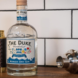 The Duke  Der Duke Munich Dry Gin stammt, das suggerieren schon die Farben des Etiketts, aus Schwabing, dem Herzen Münchens. Und woran denkt man, wenn es um München geht? Na klar: Bier. Bier ist natürlich nicht im Gin (warum eigentlich nicht?), aber zwei der für Brauer entscheidenden Zutaten: Malz und Hopfenblüten. Alle verwendeten Botanicals werden in Bioqualität verwendet, versprechen die Macher.    Wie schmeckt er? Sehr ausgewogen, ohne bitteren Beigeschmack. Man schmeckt die Gewürze deutlich heraus, was nicht jedermanns Sache ist. Gin ist und bleibt - Geschmackssache.    Wie sollte man ihn trinken? Natürlich macht der Duke auch im Tonic eine gute Figur. Spannender sind die Malz- und Hopfennoten aber im Zusammenspiel mit Ginger-Beer oder Ginger Ale. Vom French 75 würden wir jedoch eher abraten.    Preis: etwa 25 Euro (0,7 Liter)