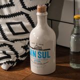 Gin Sul  Destilliert wird der Gin Sul in einer Altonaer Spirituosen Manufaktur in Hamburg. Aber der Name "Sul" gibt noch einen anderen Hinweis auf die Herkunft der Botanicals - nämlich auf den portugiesischen Süden. Stephan Garbe, der Gründer von Gin Sul, pendelt bis heute zwischen Hamburg und Portugals Süden. Von dort stammen die Botanicals für die Spirituose wie beispielsweise die Zistrose. Die ist ein buschiger Strauch mit aromatischem Harz, dem Labdanum. Der gibt dem Gin Sul seinen wiedererkennenden Geschmack.    Wie schmeckt er? Zitrus, Zitrus, Zitrus. Kaum ein Gin hat so dominante Zitrusfrüchte wie Gin Sul. Den typischen Wacholdergeschmack schmeckt man am Anfang noch deutlich, im Abgang aber schmeckt man aber wieder ganz klar die Zitrone. Er ist erfrischend und schmeckt pur auf Eis oder mit einem trockenen Tonic. Ein Tipp für Feinschmecker: Gin Sul eignet sich wegen seiner Zitrusnoten hervorragend zum Lachsbeizen. Hier geht's zum Rezept.    Wie sollte man ihn trinken? Mit einem trockenen Tonic Water mit Orangenzeste und Rosmarinzweig.    Preis: etwa 35 Euro (0,5 Liter)
