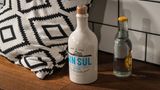 Gin Sul  Destilliert wird der Gin Sul in einer Altonaer Spirituosen Manufaktur in Hamburg. Aber der Name "Sul" gibt noch einen anderen Hinweis auf die Herkunft der Botanicals - nämlich auf den portugiesischen Süden. Stephan Garbe, der Gründer von Gin Sul, pendelt bis heute zwischen Hamburg und Portugals Süden. Von dort stammen die Botanicals für die Spirituose wie beispielsweise die Zistrose. Die ist ein buschiger Strauch mit aromatischem Harz, dem Labdanum. Der gibt dem Gin Sul seinen wiedererkennenden Geschmack.    Wie schmeckt er? Zitrus, Zitrus, Zitrus. Kaum ein Gin hat so dominante Zitrusfrüchte wie Gin Sul. Den typischen Wacholdergeschmack schmeckt man am Anfang noch deutlich, im Abgang aber schmeckt man aber wieder ganz klar die Zitrone. Er ist erfrischend und schmeckt pur auf Eis oder mit einem trockenen Tonic. Ein Tipp für Feinschmecker: Gin Sul eignet sich wegen seiner Zitrusnoten hervorragend zum Lachsbeizen. Hier geht's zum Rezept.    Wie sollte man ihn trinken? Mit einem trockenen Tonic Water mit Orangenzeste und Rosmarinzweig.    Preis: etwa 35 Euro (0,5 Liter)