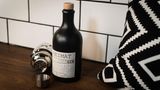 Heimat  Heimat ist kein Ort, Heimat ist ein Gefühl - so lautet der Slogan des Heimat Gins. Während der Roku sich eher an Drink-Liebhaber mit Fernweh richtet, gibt sich dieses Wacholder-Destillat regionalverbunden. Die Heimat der mattschwarzen Tonflasche mit handnummeriertem Etikett (ein echter Hingucker) ist in dem kleinen Ort Schwaigern zwischen Heidelberg und Stuttgart.    Wie schmeckt er? Insgesamt ein sehr milder Gin mit nicht zu starker Wacholdernote. Stattdessen dominieren angenehme Aromen von Äpfeln und Birnen, die den Herstellern zufolge von Streuobstwiesen aus der Umgebung stammen. Im Abgang spürt man eine leichte Schärfe.    Wie sollte man ihn trinken? Am besten mit  Salbei oder Thymian gemeinsam mit einem eiskalten, herben Tonic.    Preis: etwa 35 Euro (0,5 Liter)