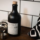 Heimat  Heimat ist kein Ort, Heimat ist ein Gefühl - so lautet der Slogan des Heimat Gins. Während der Roku sich eher an Drink-Liebhaber mit Fernweh richtet, gibt sich dieses Wacholder-Destillat regionalverbunden. Die Heimat der mattschwarzen Tonflasche mit handnummeriertem Etikett (ein echter Hingucker) ist in dem kleinen Ort Schwaigern zwischen Heidelberg und Stuttgart.    Wie schmeckt er? Insgesamt ein sehr milder Gin mit nicht zu starker Wacholdernote. Stattdessen dominieren angenehme Aromen von Äpfeln und Birnen, die den Herstellern zufolge von Streuobstwiesen aus der Umgebung stammen. Im Abgang spürt man eine leichte Schärfe.    Wie sollte man ihn trinken? Am besten mit  Salbei oder Thymian gemeinsam mit einem eiskalten, herben Tonic.    Preis: etwa 35 Euro (0,5 Liter)