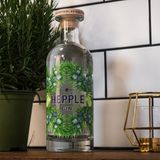 Hepple Gin  Auffallen um jeden Preis, das scheint angesichts überquellender Gin-Regale bei vielen Herstellern die Devise zu sein. Doch so sehr wir die Kreativität der Destillateure schätzen, manchmal ist weniger mehr. Das zeigt sich beim Hepple Gin der britischen Moorland Destille. Hier stehen keine fancy Aromen im Vordergrund, sondern das Handwerk. Mit Hilfe einiger komplexer Verfahren gelingt den Machern ein Gin, der einfach nur Gin sein möchte. Und das gelingt ihnen.    Wie schmeckt er? Ein runder, gut balancierter Gin. Schon beim Geruch nimmt man kräftige Kräuter - und Wacholdernoten wahr. Die spürt man auch auf der Zunge, gemeinsam mit frischen Zitrusaromen und dezenter Johannisbeere. Schmeckt, als hätte man die britische Landschaft an der Grenze zu Schottland im Glas.    Wie sollte man ihn trinken? In klassischen Cocktails, etwa einem Martini. Sie werden kaum einen besseren Gin für diesen Drink finden, er ist bartender's darling. Schmeckt aber auch mit einem milden Tonic.    Preis: etwa 45 Euro (0,7 Liter)