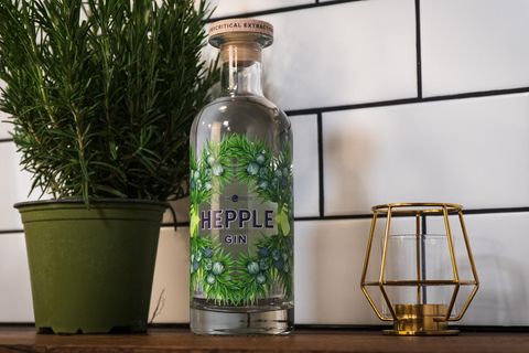 Hepple Gin  Auffallen um jeden Preis, das scheint angesichts überquellender Gin-Regale bei vielen Herstellern die Devise zu sein. Doch so sehr wir die Kreativität der Destillateure schätzen, manchmal ist weniger mehr. Das zeigt sich beim Hepple Gin der britischen Moorland Destille. Hier stehen keine fancy Aromen im Vordergrund, sondern das Handwerk. Mit Hilfe einiger komplexer Verfahren gelingt den Machern ein Gin, der einfach nur Gin sein möchte. Und das gelingt ihnen.    Wie schmeckt er? Ein runder, gut balancierter Gin. Schon beim Geruch nimmt man kräftige Kräuter - und Wacholdernoten wahr. Die spürt man auch auf der Zunge, gemeinsam mit frischen Zitrusaromen und dezenter Johannisbeere. Schmeckt, als hätte man die britische Landschaft an der Grenze zu Schottland im Glas.    Wie sollte man ihn trinken? In klassischen Cocktails, etwa einem Martini. Sie werden kaum einen besseren Gin für diesen Drink finden, er ist bartender's darling. Schmeckt aber auch mit einem milden Tonic.    Preis: etwa 45 Euro (0,7 Liter)
