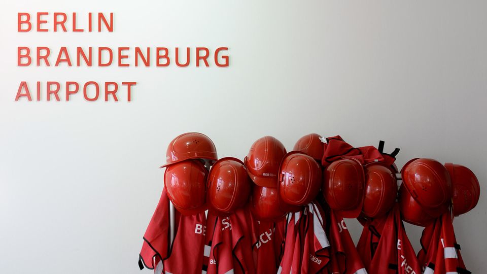 m Berliner Flughafen BER steht einem Bericht zufolge erneut der Terminplan in Frage.
