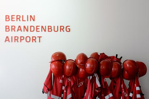 m Berliner Flughafen BER steht einem Bericht zufolge erneut der Terminplan in Frage.