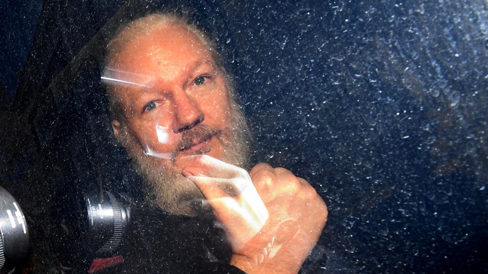 Julian Assange, Mitbegründer der Enthüllungsplattform WikiLeaks, wird festgenommen