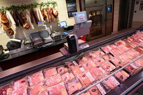 Eine Wursttheke im Supermarkt