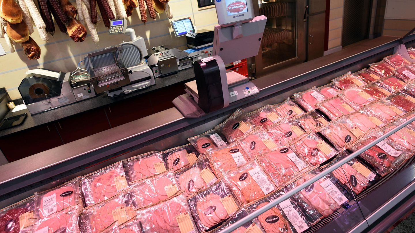 Eine Wursttheke im Supermarkt