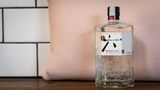 Roku Gin  Den Roku Gin gibt es seit 2017. Das internationale Unternehmen Beam Suntory stellte ihn in seinem Spirituosen-Atelier in Osaka, Japan vor. Im Fokus stehen sechs japanische Botanicals, die in separaten Destillationsschritten in Brennblasen verarbeitet werden: die Schale der Yuzu-Zitrusfrucht, Sakura-Blüte, Sakura-Blätter, Sencha-Tee, Gyokuro-Tee und Sansho-Pfeffer. Sie sollen nach dem Prinzip des "Shun" in der richtigen Saison und in ihrer optimalen Reife geerntet werden.    Wie schmeckt er? Leicht, frisch und ein wenig süßlich. Zitrusnoten wie Yuzu und sogar etwas grüner Tee schmeckt man im Abgang und dann den klassischen Gin-Geschmack nach Wacholder. Es ist ein leichter Gin, der gut als klassischer Gin Tonic schmeckt.    Wie sollte man ihn trinken? Am besten klassisch als Gin Tonic oder mit einer japanischen Yuzu-Limonade als Filler.    Preis: etwa 25 Euro (0,7 Liter)