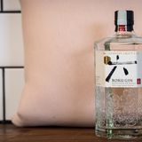 Roku Gin  Den Roku Gin gibt es seit 2017. Das internationale Unternehmen Beam Suntory stellte ihn in seinem Spirituosen-Atelier in Osaka, Japan vor. Im Fokus stehen sechs japanische Botanicals, die in separaten Destillationsschritten in Brennblasen verarbeitet werden: die Schale der Yuzu-Zitrusfrucht, Sakura-Blüte, Sakura-Blätter, Sencha-Tee, Gyokuro-Tee und Sansho-Pfeffer. Sie sollen nach dem Prinzip des "Shun" in der richtigen Saison und in ihrer optimalen Reife geerntet werden.    Wie schmeckt er? Leicht, frisch und ein wenig süßlich. Zitrusnoten wie Yuzu und sogar etwas grüner Tee schmeckt man im Abgang und dann den klassischen Gin-Geschmack nach Wacholder. Es ist ein leichter Gin, der gut als klassischer Gin Tonic schmeckt.    Wie sollte man ihn trinken? Am besten klassisch als Gin Tonic oder mit einer japanischen Yuzu-Limonade als Filler.    Preis: etwa 25 Euro (0,7 Liter)