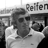 Jochen Rindt vier Wochen vor seinem Tod: Das Bild entsteht im August 1970 auf dem Hockenheimring, Anfang September verunglückt der Deutsche, der mit einer österreichischen Lizenz fuhr, bei einem Trainingsunfall in Monza. Nach fünf Siegen in der Saison ist sein Vorsprung so groß, dass er bis heute der einzige Fahrer ist, der posthum zum Weltmeister wird.