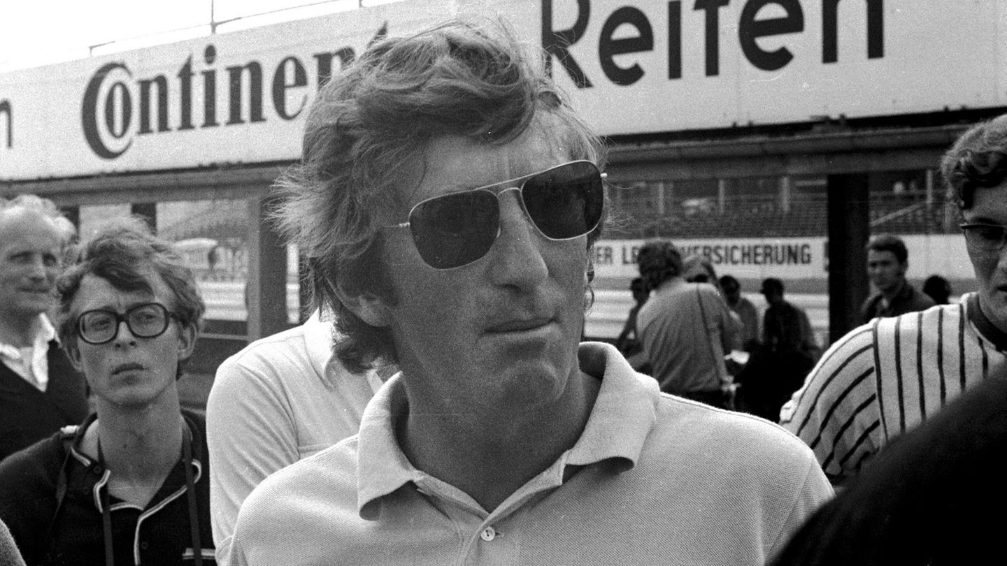 Jochen Rindt vier Wochen vor seinem Tod: Das Bild entsteht im August 1970 auf dem Hockenheimring, Anfang September verunglückt der Deutsche, der mit einer österreichischen Lizenz fuhr, bei einem Trainingsunfall in Monza. Nach fünf Siegen in der Saison ist sein Vorsprung so groß, dass er bis heute der einzige Fahrer ist, der posthum zum Weltmeister wird.