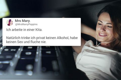Frau ließt lustige Tweets