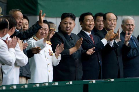 Choe Ryong Hae, links neben Kim Jong Un (M.), im Führungskreis Nordkoreas