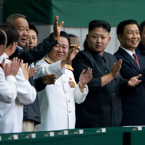 Choe Ryong Hae, links neben Kim Jong Un (M.), im Führungskreis Nordkoreas