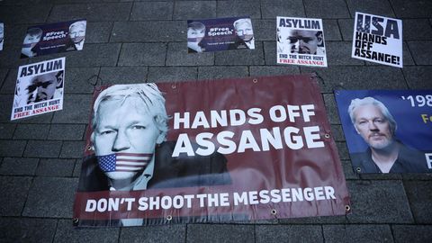 Plakate zur Unterstützung von Julian Assange liegen vor dem Westminster-Amtsgericht