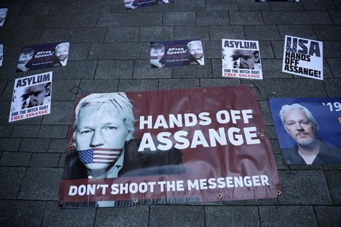 Plakate zur Unterstützung von Julian Assange liegen vor dem Westminster-Amtsgericht