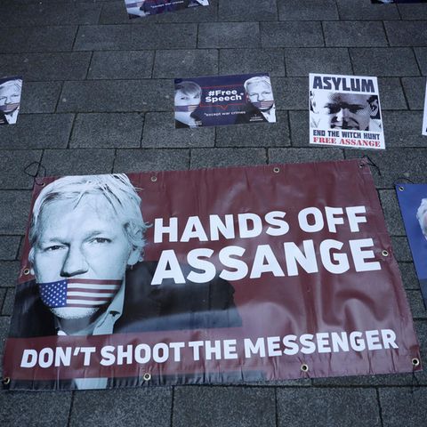 Plakate zur Unterstützung von Julian Assange liegen vor dem Westminster-Amtsgericht