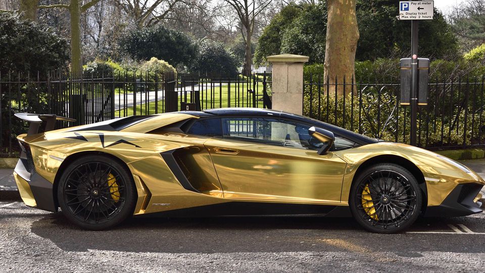 Ein Lamborghini mit goldfarbener Folie - ein solches Auto hatte jüngst auch die Hamburger Polizei am Haken.