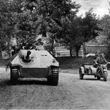 Neben dem Krad kann man die geringer Größe des Panzers gut einschätzen.