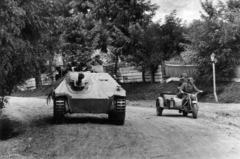 Neben dem Krad kann man die geringer Größe des Panzers gut einschätzen.