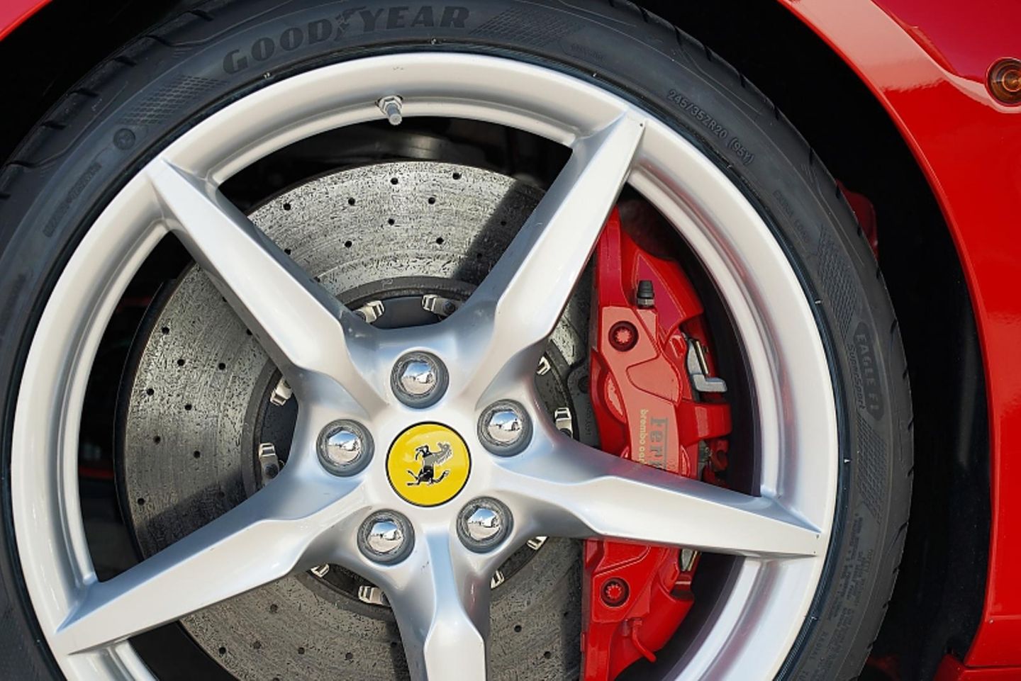 Der Goodyear Eagle F1 Supersport passt da schon eher auf Ferrari und Kollegen
