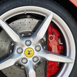 Der Goodyear Eagle F1 Supersport passt da schon eher auf Ferrari und Kollegen